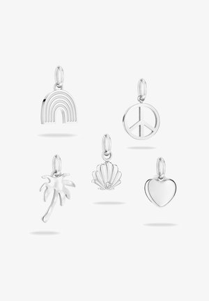 Fünf silberne Anhänger: ein Regenbogen mit Linien, ein Friedenssymbol, eine Palme, eine Muschel mit einem Edelstein und ein Herz, alle mit glänzenden Oberflächen und unterschiedlichen Designs.