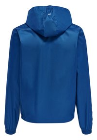 Chaqueta con capucha azul, hecha de un tejido suave y ligero. Presenta puños elásticos y un dobladillo ajustado para un ajuste ceñido. Diseño sencillo, sin adornos.