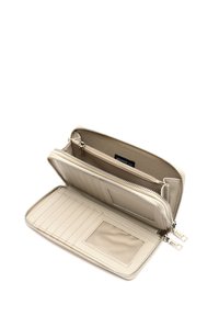 Portefeuille en cuir beige, fermeture zippée, plusieurs compartiments, intérieur texturé avec des fentes pour cartes et une fenêtre pour ID transparente.