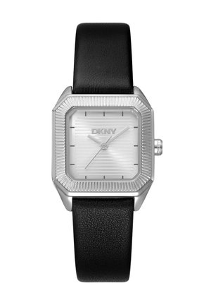 Quadrante quadrato in argento con linee orizzontali, indici e lancette nere, cinturino in pelle nera, logo DKNY alla posizione delle 12.