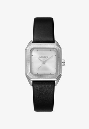 Quadratisches silbernes Zifferblatt mit horizontalen Linien, schwarzen Stundenmarkierungen und Zeigern, schwarzem Lederarmband, DKNY-Logo bei der 12-Uhr-Position.