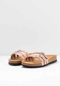 Růžové metalické sandály na pásku s dvěma nastavovacími sponami, korkovou stélkou, strukturovaným svrškem a černou gumovou podrážkou.