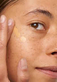 KIKO Milano - INSTAMOISTURE GLOW FOUNDATION - Foundation - 5.5 gold Miniatyrbild 1