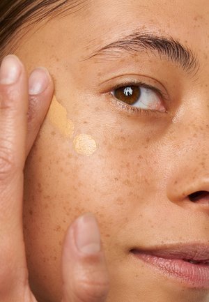 KIKO Milano INSTAMOISTURE GLOW FOUNDATION - Fond de teint - 5.5 gold
