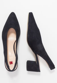 Námořnické modré semišové sandály na podpatku se špičatou špičkou, malým blokovým podpatkem a výřezovým bočním designem. Vnitřní podšívka má světlou barvu.