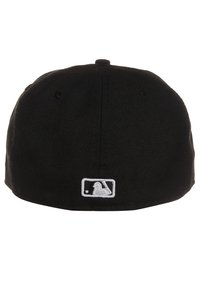 Černá baseballová čepice z bavlněné směsi, s bílým vyšitým logem MLB vzadu. Hladká textura se strukturovaným tvarem.