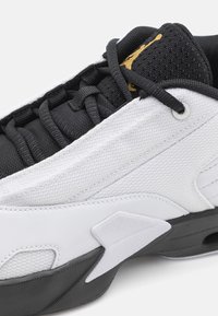 Jordan JORDAN MAX AURA 6 - Sneakers basse - white/metallic gold/black