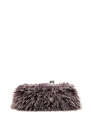 Torebka kopertówka pokryta puszystym futerkiem w kolorze fioletowym i szarym, z srebrnym metalowym zapięciem na górze, prezentowana na białym tle.