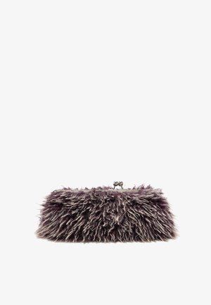 Torebka kopertówka pokryta puszystym futerkiem w kolorze fioletowym i szarym, z srebrnym metalowym zapięciem na górze, prezentowana na białym tle.