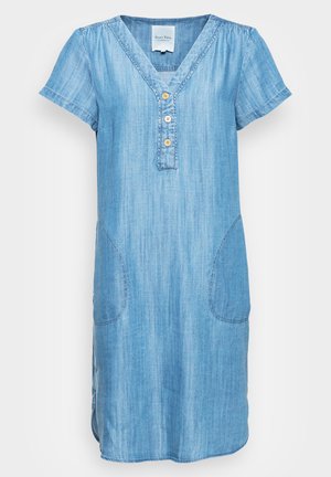 Traper haljina svijetloplave boje s V-izrezom, kratkim rukavima, drvenim gumbima, dva bočna džepa i ležernim krojem, s blagom teksturom.