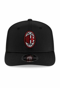 Schwarze Baseballmütze mit einfachem Design. Mit einem gestickten roten und weißen AC Milan-Logo an der Vorderseite und einem gewölbten Schirm.