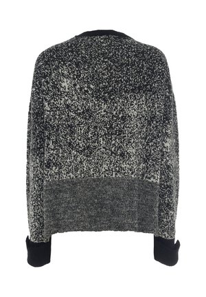 Maglione lavorato a maglia bianco e nero, design squadrato, polsini a coste, motivo texturizzato, vista posteriore che mostra stili di lavoro a maglia e colori variati.