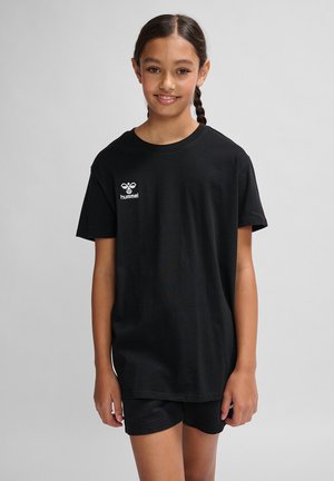 T-shirt en coton noir à manches courtes, avec un logo blanc sur la poitrine gauche. Associé à un short noir, design simple et décontracté.