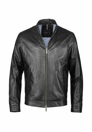 Chaqueta de cuero negra con cuello alzado, cierre frontal de cremallera y textura sólida. Cuenta con mangas largas y elementos de diseño minimalistas.