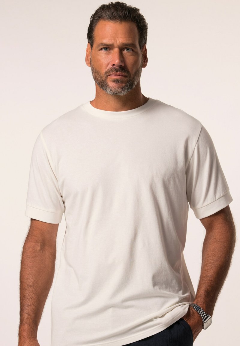 T-shirt bianca in cotone con maniche corte arrotolate e scollo rotondo, caratterizzata da una texture liscia e una vestibilità comoda.