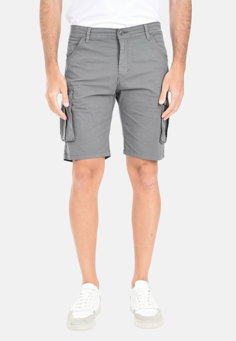 Pantaloni cargo grigi in misto cotone, con tasche laterali, chiusura a bottone e vestibilità comoda, abbinati a sneakers bianche.