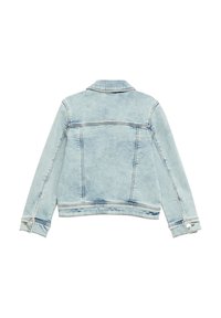 Veste en denim bleu clair au style classique, avec un col, des manches longues et des poignets à boutons. Le dos présente des détails de couture visibles.