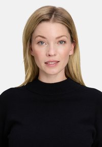 Czarny sweter z prążkowanym, wysokim kołnierzem i długimi rękawami, wykonany z miękkiego materiału. Prosty krój, minimalne zdobienia i gładka faktura.