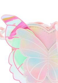 Accessorio a forma di farfalla iridescente con ali traslucide rosa e verdi, caratterizzato da una superficie glitterata e una morbida tracolla rosa.