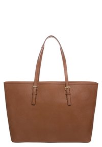 Brązowa torebka tote z sztucznej skóry z dwoma długimi uchwytami, w wyraźnie prostokątnym kształcie i złotymi akcentami. Gładka, teksturowana powierzchnia.