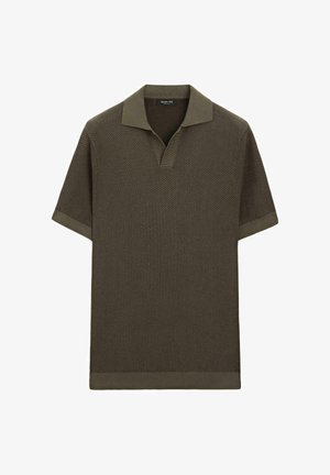 Dzianinowa koszulka polo z krótkim rękawem w ciemnym oliwkowym odcieniu, z teksturowanym wzorem, otwartym kołnierzem oraz prążkowanymi mankietami i dołem.