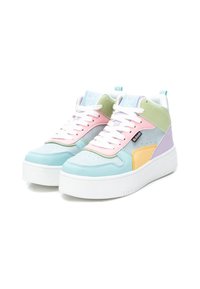 Sneaker alte con una palette di colori pastello, composta da sezioni azzurre, rosa, verdi e viola, lacci bianchi e una suola in gomma testurizzata.