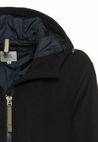 Schwarzer Fleece-Hoodie mit Reißverschluss, das Innenfutter ist dunkelblau, hat einen Stehkragen und eine verstellbare Kapuze mit Kordelzug.