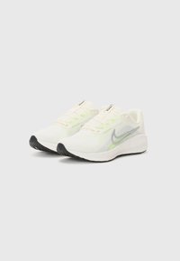 Nike Performance DOWNSHIFTER 13 - Tenisice za cestovno trčanje - sail/silver-coloured photon dust/summit white/barely volt/black