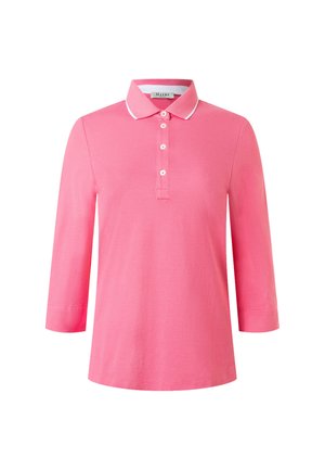 Polo rose pour femme à manches trois-quarts, col bordé blanc et patte de boutonnage à quatre boutons.