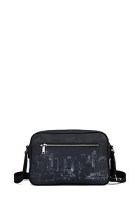 Borsa a spalla in tessuto nero con tasca frontale con cerniera, caratterizzata da una grafica testurizzata di uno skyline cittadino. Cinghia regolabile per maggiore comodità.