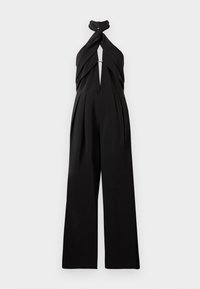Salopetă neagră cu un design cu guler halter, având un detaliu din țesătură răsucită la piept și pantaloni largi. Textură netedă.