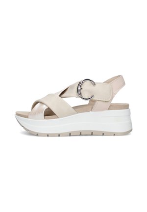 Sandalo platform beige da donna con spesse cinghie incrociate, fibbia argento, soletta imbottita e suola bianca spessa con battistrada.