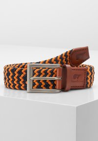 Vlechtband gemaakt van navyblauwe en oranje stof met een zilveren metalen gesp en bruine leren accenten. Bevat een logo op het leren uiteinde.