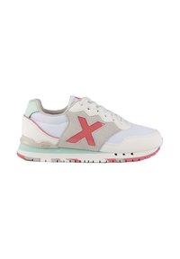 Zapatilla deportiva blanca con acentos en gris y rosa. Presenta materiales de malla y ante, un destacado logo en forma de X rosa y una suela de goma texturizada.