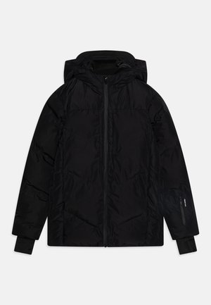 Casaco acolchoado preto com fecho de correr, capuz ajustável e punhos canelados; feito de tecido liso e isolante, com bolso lateral.