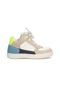 Baskets en suède beige, cuir synthétique blanc, accents marine et un talon bleu. Présentent des perforations et des œillets jaune vif.
