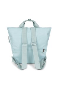 Ljusblå ryggsäck med två axelremmar och handtag upptill. Har en blixtlåsficka, rektangulär form och strukturerad tyg.