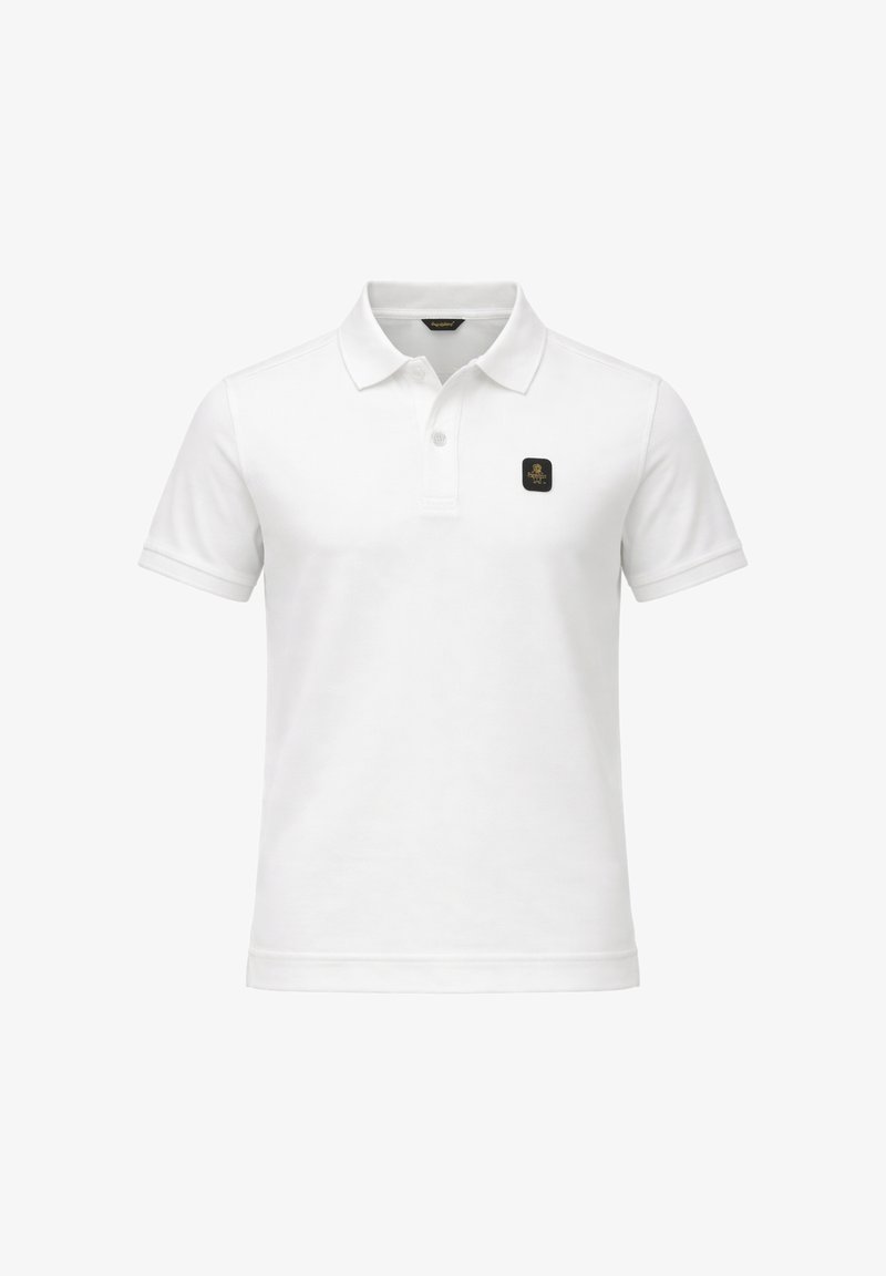 Polo bianca a maniche corte con abbottonatura a due bottoni e piccola toppa con logo nero sul petto sinistro.