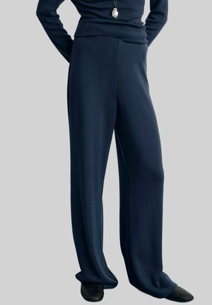 - Spodnie materiałowe