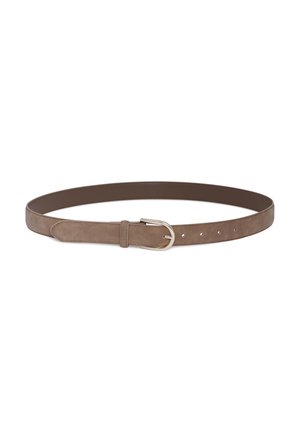Ceinture en cuir suédé marron avec boucle en métal argenté et plusieurs trous de réglage, disposée à plat sur fond blanc.