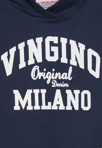 Sudadera navy con letras blancas en negrita: "VINGINO", "Original Denim" y "MILANO". Textura suave con un ajuste clásico y capucha.