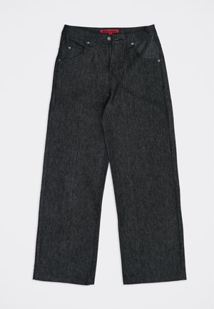 Donkergrijze denim jeans met wijde pijpen, vijf zakken en een rood merklabel aan de binnenkant van de tailleband.