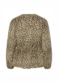 Blusa con stampa leopardata caratterizzata da scollatura tonda, maniche lunghe, vita peplum e un tessuto leggero e testurizzato con una finitura liscia.