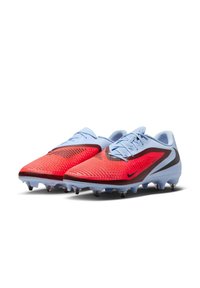 Scarpe da calcio rosse e blu con superiore testurizzato, dettagli neri e silhoutte bassa. Presentano una suola stampata con tacchetti visibili.
