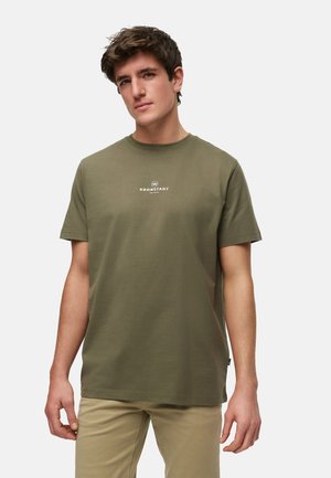 Olivengrünes Baumwoll-T-Shirt mit Rundhalsausschnitt, kurzen Ärmeln und einem weißen Logo-Druck auf der Brustmitte. Glatte Textur, lässige Passform.
