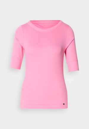 Roze slim-fit shirt met korte mouwen en een ronde halslijn, met een klein zwart logo nabij de onderzoom op een lichtgrijze achtergrond.