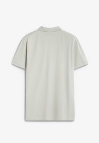 Polo de manga corta gris claro, con un cuello clásico y tejido suave. Diseño minimalista sin patrones o acentos visibles.