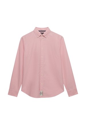 Camicia rosa chiaro a maniche lunghe con bottoni e colletto, con etichetta vicino all'orlo, distesa su uno sfondo bianco.