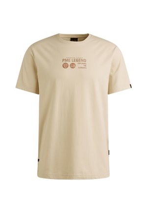 Bež pamučna majica s okruglim izrezom, kratkim rukavima i otisnutim logotipom. Ima ravni rub i minimalne detalje.