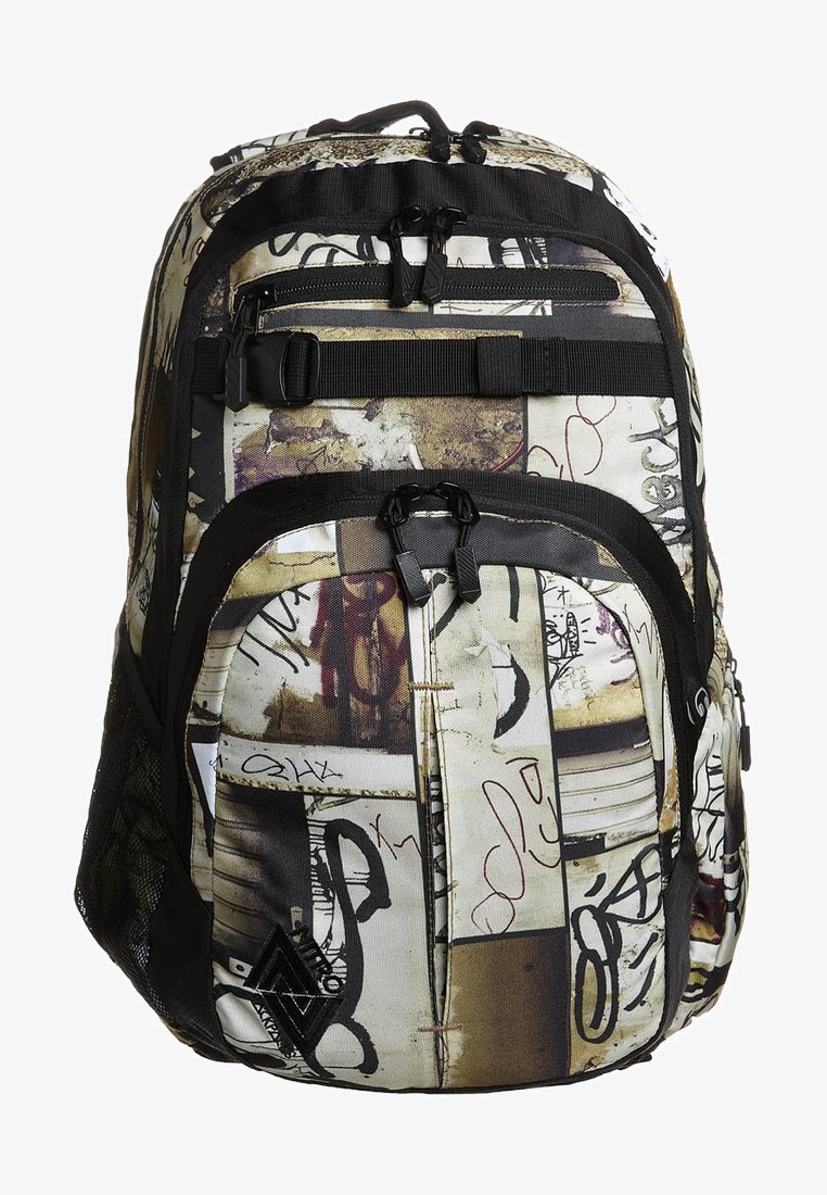 Mochila negra y crema con un diseño de patchwork que presenta patrones de graffiti, múltiples bolsillos con cremallera y bolsillos laterales de malla para almacenamiento.